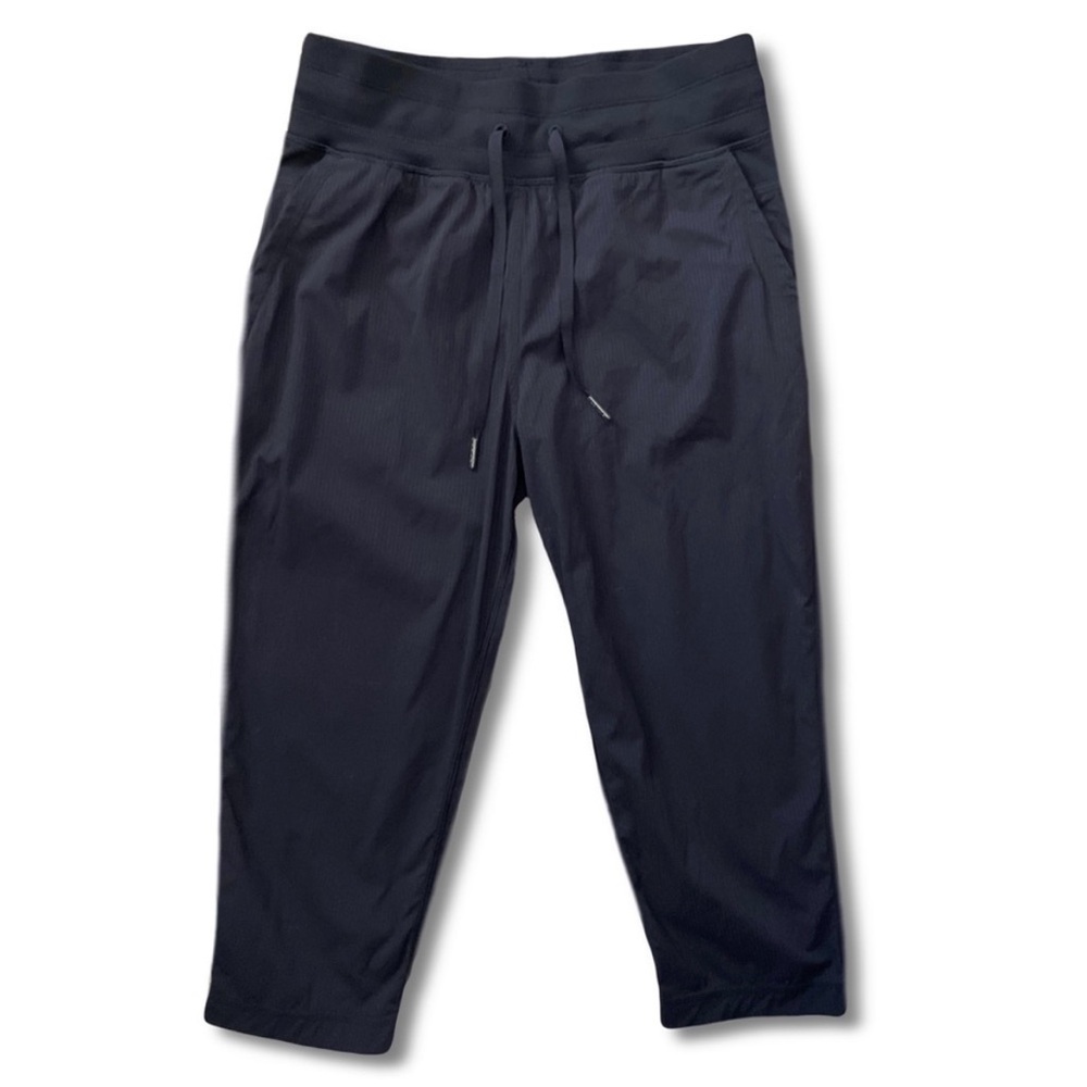 Lululemon Dance Studio Crop II (20" Unlined)
SIze 4